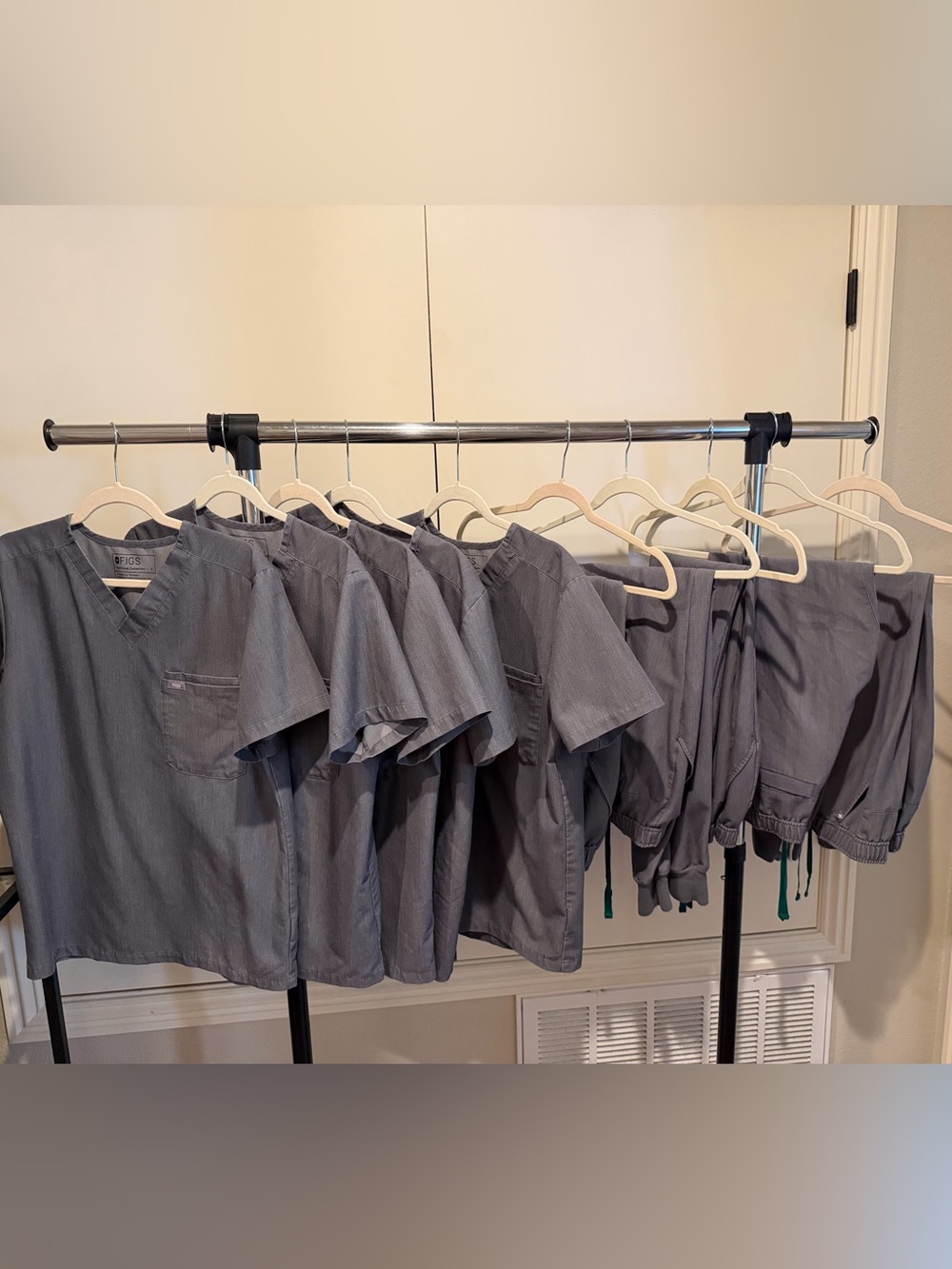 FIGS Men’s Graphite Scrub Sets Small Leon Top + Tansen Joggers | 5 Available